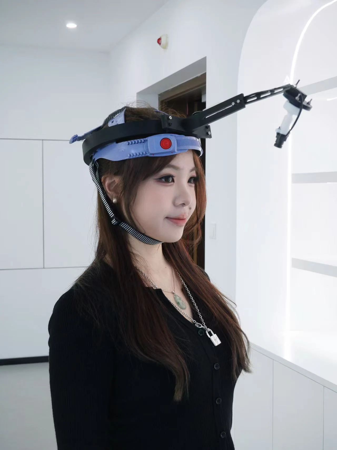 人脸表情采集设备在室内的佩戴展示